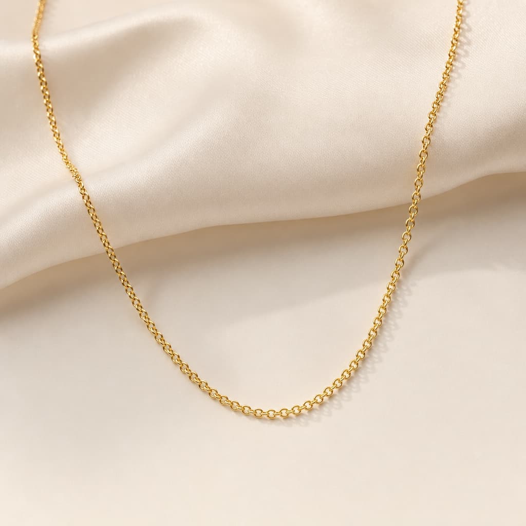 Bijou Van Cleef & Arpels examiné en atelier sur un socle